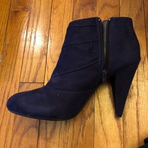 High-heeled purple booties